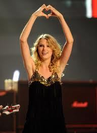  Taylor at a konser making a heart! <3