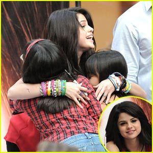 Everybody loves Selena!!!! I know i do.