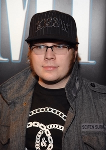  Well I'm in 사랑 with Patrick Stump and he's the lead singer of Fall Out Boy and I like Fall Out Boy so that's why, because of my sexy boy Patrick and he's mine so STAY AWAY 또는 ELSE!
