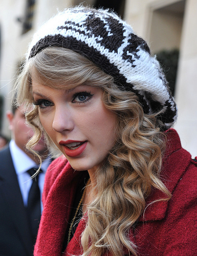  http://outfitidentifier.com/wp-content/uploads/2010/02/974taylor-swift-290.jpg does the red mantel count also?