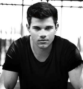  Lets see hmm thats hard ............. wait actually its not hard at all theres only one name thats come to mind and thats Jacob Black he is the best looking them eyes them lips that body ok everything about him screams SEXY!!! After Jacob its Emmett then Paul in that order but Jacobs always number 1