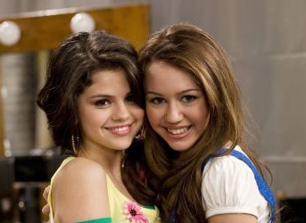  whoz is best??????miley または selena??????