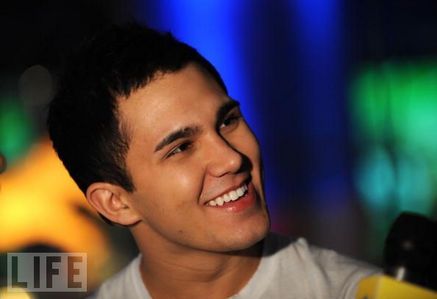  this is fa pple who still qet on myspace if yhu qet on myspace nd yhu qo to carlos pena page nd there is a song on tha bottom nd once yhu play itt is that carlos hát hoặc someone else?