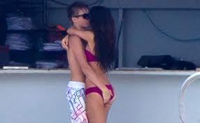  Selena:are Du grabbing my butt? Justin: no sshhhh sshh no im not