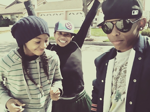 <3 Well..... I f you ask 4 that, ppl will just send you alll of MBs pictures <3 So I just randomly picked Prod, Roc, and Ray Ray and an Awesome pic :D