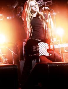 Hi.. Mmm well I'm not 100% प्रशंसक of Lavigne, u know, a person who hears her songs everyday xD But I प्यार her voice, is great, beautiful n_n ♥ One of the reasons I'm here is I'm sooo bored xD, Sooo, I was looking for a good प्रशंसक club, and I found this सवाल about avril when I saw a really cool pic of her (for me) :) I found the picture mmm, little! Sorry U.U Bye n_n