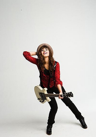  This Is My Fav Pic Of Her Holding A Guitar!!!!! Hope 你 Like It!!!!!