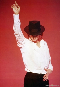  Which is the HOTTEST picture of MJ PERFORMING DANGEROUS tu have?