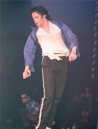 Which is the HOTTEST PICTURE you have of MJ performing THE WAY YOU MAKE ME FEEL?