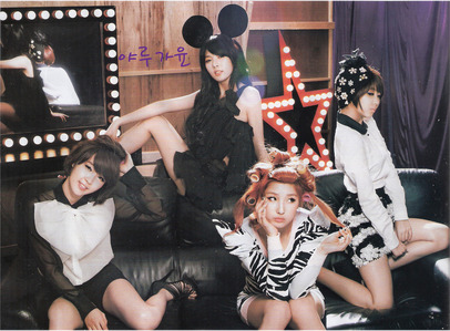 Has been difficult to decide between  4minute,2ne1  and Sistar,,,, then for the photo that dilemma @-@ I think this will please you, Is not it lovely Hyunah with minnie ears'!!!