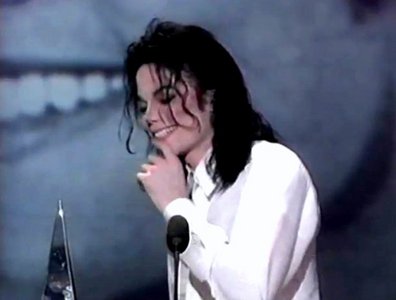  I never heard the song before. I think it's amazing :) And I think it is very very sweet that it reminds tu of Michael. I amor it ! Thank tu for sharing :)