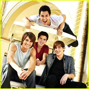  WOULD U GO OUT WITH JAMES ,LOGAN,CARLOS,OR KENDALL AND WHY???????? :) :) :) :)