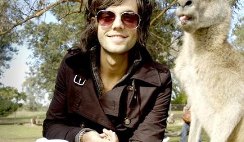 Ian Keaggy. He plays 베이스 in Hot Chelle Rae: