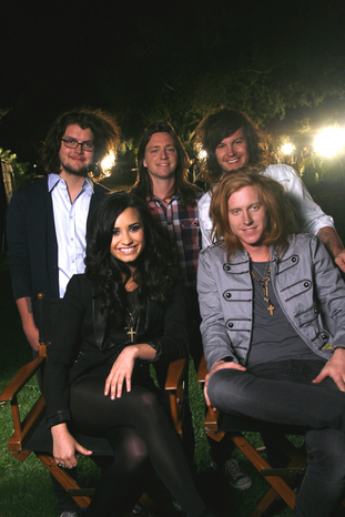  This Is My Fav Pic Of Her With Her Band! Hope toi Like It!