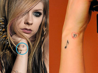  She has many little tattoos!I think she has close to 20 tatuajes but I'm not sure tho!