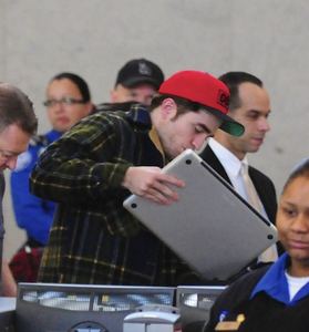  Here Rob with his mela, apple Laptop <3 Closest thing.....