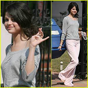 Selena hope u think it's 
█▀█░ █░░░█░ █▀▀░ ▄▀▀▄░ ▄▀▀▀▄░ █▀▄▀█░ █▀▀ 
█▀█░ █░█░█░ █▀░░ ▀▄▄▄░ █░░░█░ █░░░█░ █▀░ 
█░█░ ▀▄▀▄▀░ █▄▄░ ▀▄▄▀░ ▀▄▄▄▀░ █░░░█░ █▄▄ 
Selena is putting her bottles in the recycle bin yay