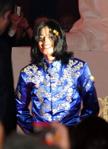  He does look gorgeous and sexy in that shirt!!!He is beautiful. Michael I love آپ baby!!!!