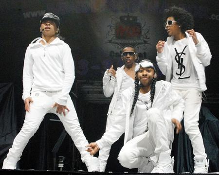  i Любовь all of them dey all r my besties n prodigy os my main besty cuz he annoys me еще n roc is my husband he even sed hisself LOL but we dont qo out n rayray cant sinq nomore cuz he is sick he Остаться в живых his voice n he have a headache sob dont wory randy yu will qet better n dey tour bus is a mess damn so i luvall of dem