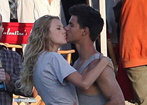  Aww. Their kissing scene from their hit movie "Valentine's Day" !! Hope u like it! :)