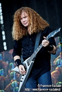  I प्यार Dave Mustaine! (vocalist and guitarist of my प्रिय band Megadeth) hes pretty much the most talented guitarist ever and I just wanna curl up in his hair ♥ लोल he means the world to me (♥‿♥)