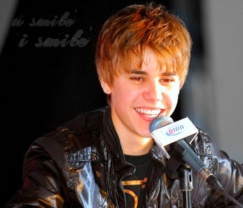  Post your favorito picture of Justin smiling !(: