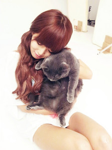  Hyuna with her cat <3
