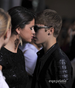 they are not kissing but it seems to be in this pic lol <3 jelena rox!!