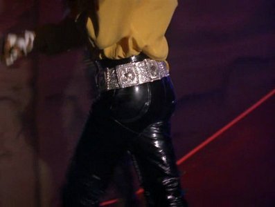  well,it's ok that 你 are a MJ perv(DON'T THINK THAT I'M OF THE INNOCENT LADIES FANS;P!!!,i'm not) and hell yes!!! i think that his butt is one of the sexiest parts of this smokin' hot body!!!! ;D