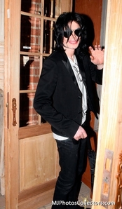  It's in 2008, when he was shopping at Jan de Luz in Beverly Hills. here are some other picha from the same event: http://www.fanpop.com/spots/michael-jackson/images/25685148/title/mjj-photo http://www.fanpop.com/spots/michael-jackson/images/25685145/title/mjj-photo http://www.fanpop.com/spots/michael-jackson/images/25685143/title/mjj-photo and here is the original picha of the picture wewe ilitumwa :)