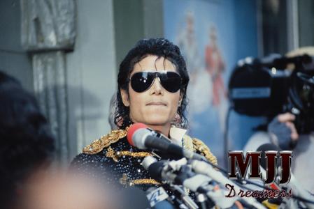  How many of u are registered on MJJDreamers???
