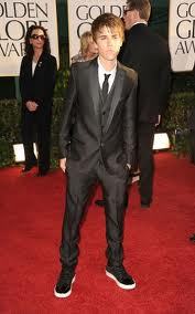  dO U THINK jUSTIN LOOKS FIT IN TUX??!!