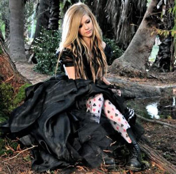  POST a pic of Avril in a BLACK kleid