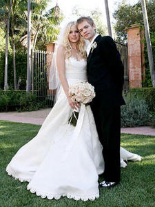  post a picture of Avril Lavigne wedding day!