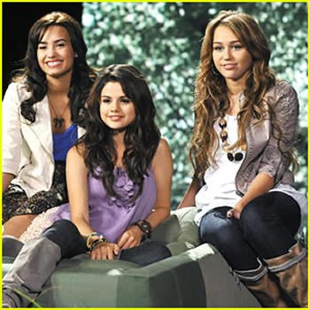 post a pic of miley with demi lovato and selena gomez