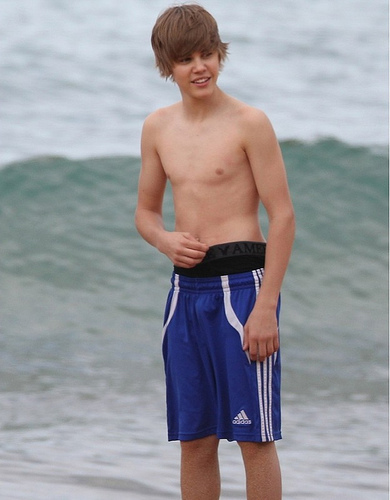  Picture Contest #3: Post a great picture of Justin at the pantai =P (Prize: 3 props)