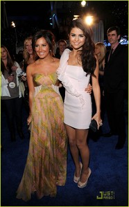  Who looks better Selena Gomez atau Ashley Tisdale?