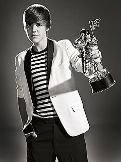  contest round 2:post a picture of justin bieber with an award