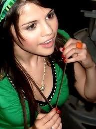 post a pic of selena in green 
