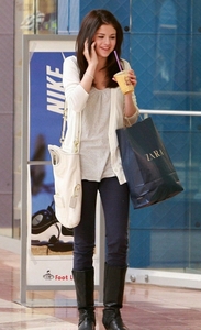  Post A Pic Of Selena Holding A tas, dompet atau Something !