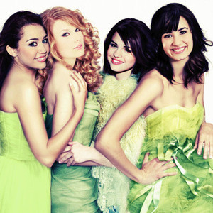 post a pic of selena,demi,miley and taylor 2gether