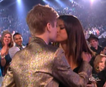 Post a pic of Selena Gomez ciuman Justing Bieber It has to be good! Here's Mine!