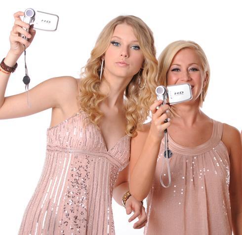 post a pic of taylor swift and kellie pickler!