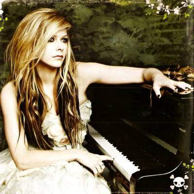  Post a pic of Avril wearing white