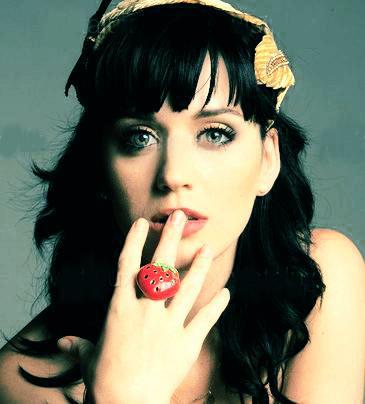  हे guys,let's share a pic that katy is wearing a big ring!