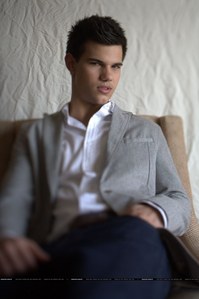  rate how much u luv taylor lautner in percentage(%)and how hot he is