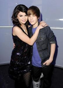  Who belongs together Selena and justin または Taylor Lautner and Selena also post a pic of who u think belongs together