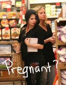 Do you think avril is really pregnant before with deryck whibley? or she's not really pregnant?so wat is this pics from?