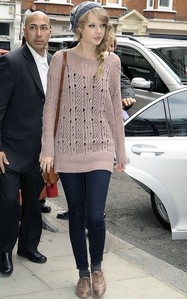  post a pic of taylor veloce, swift in jeans