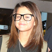  post a pic of Selena wearing glasses :D